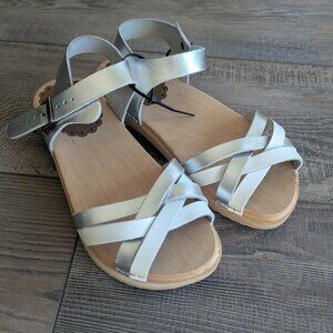 NEW Hanna Anderson Girls Wooden Clogs Sandals Summer Comfy Silver White 33/1.5